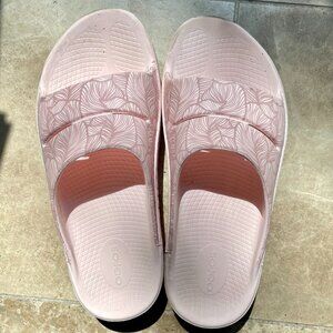 Women's Oofos, blush patterned. Size 10. Worn only twice. As clean as new.